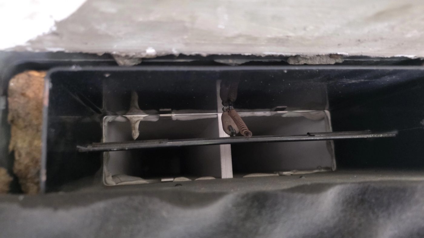 합정동 HVAC 디퓨저 그릴 노후 교체 전 근접 사진