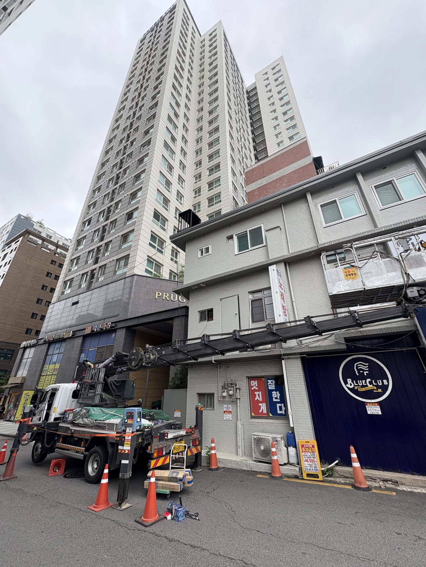 HVAC필터교체 시공 건물 앞 자재 반입