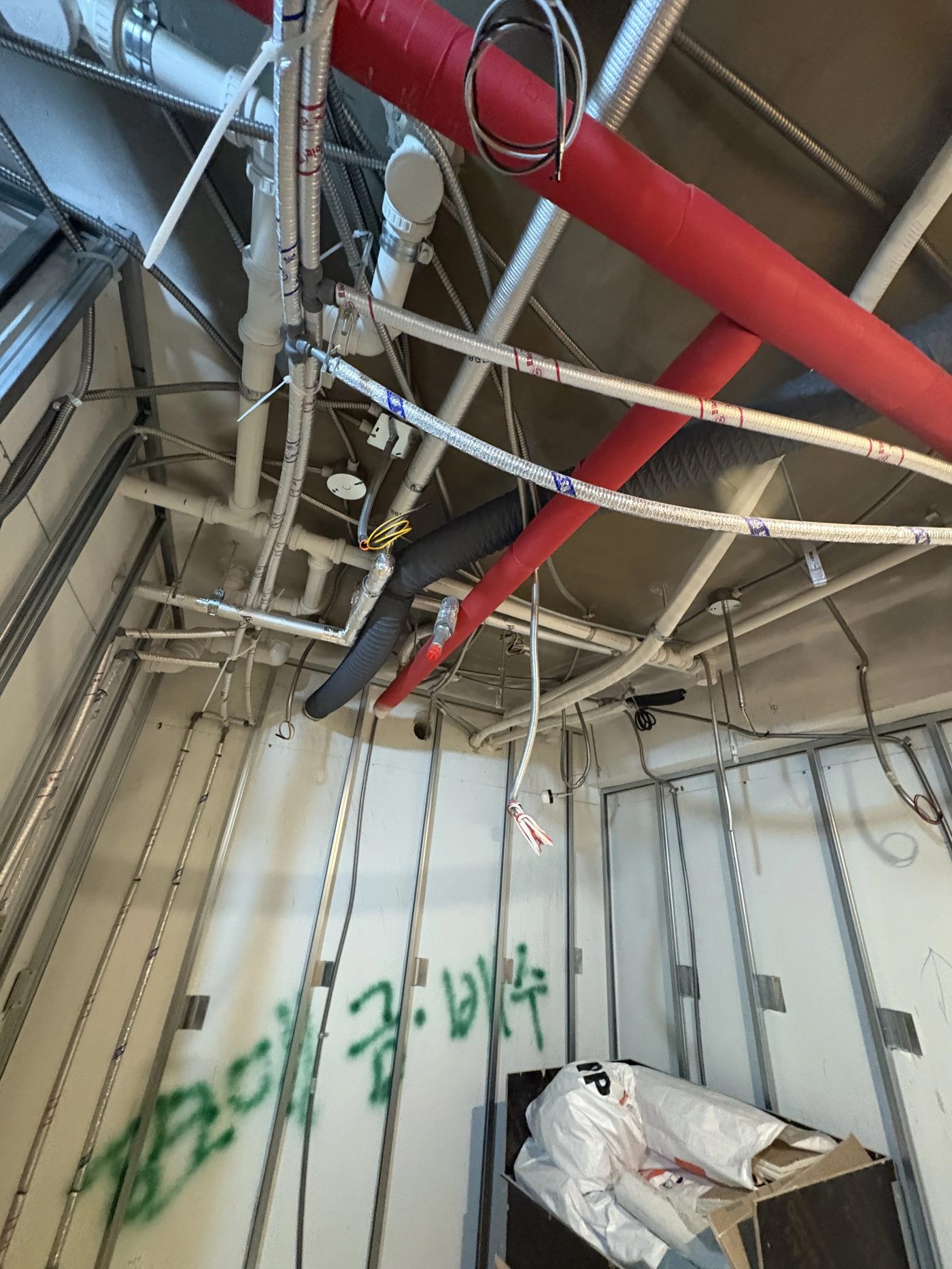 HVAC필터교체 천장 노후 배관 철거 준비
