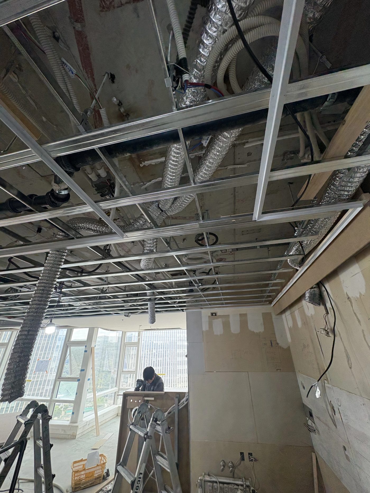 이태원동 HVAC 상업공간 천장 경량철골 프레임 시공 현장
